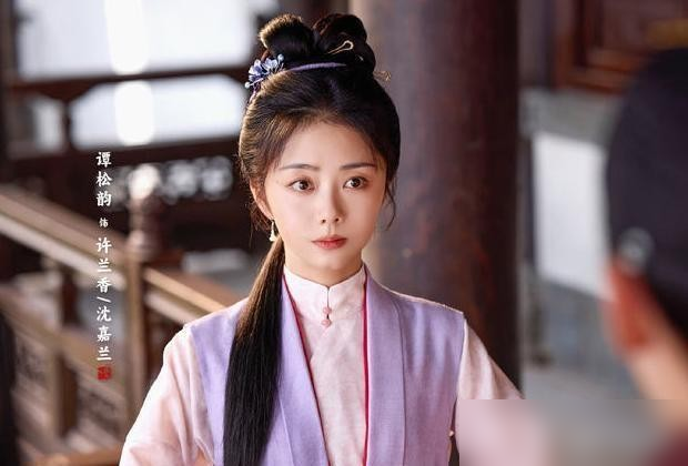 全剧播完，愣是没等到一句解释。
谭松韵这部《兰香如故》，观众把杜家灭门动机、女主年龄漏洞、闺秀相亲不合礼数全列出来了。结果剧方连个正式声明都没有，集体绕开争议谈创作初心。
只有刘学义在现场撂了一句话：不希望主创去讲解剧情理解。意思很明确，看不懂，自己悟。
编剧倒是出来喊了句把古装剧还给古装剧情