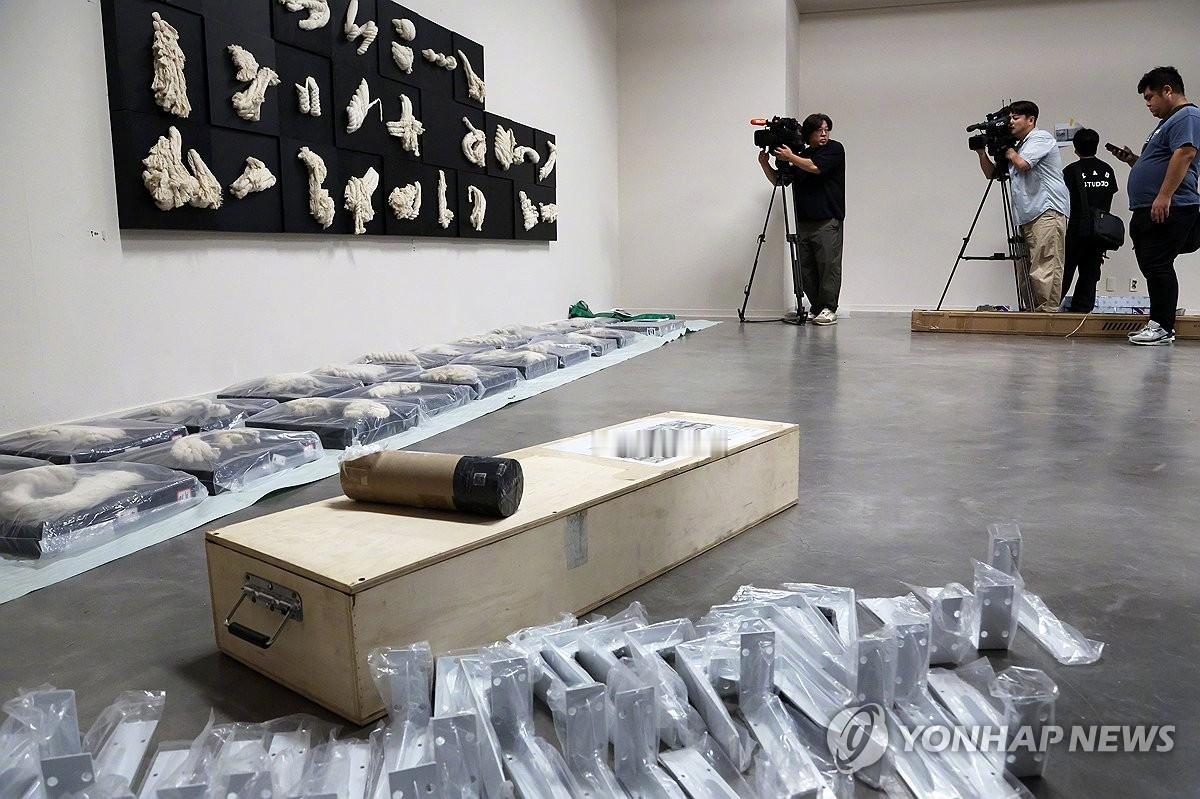 【韩政府就双年展涉台问题表态：坚持一中立场不变】（韩联社）#海外新鲜事# #热点现场# 

韩联社首尔9月3日电 韩国外交部3日就光州双年展设“台湾馆”一事表态称，韩方尊重“一个中国”的基本立场不变，相关事件与政府的涉台立场无关。

外交部发言人朴斗淳当天在例行记者会上强调，韩国政府在涉台问题 ​