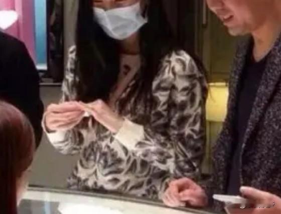 夫妻俩逛商场，妻子看好了一枚钻戒，但是看了价格后摇了摇头拉着丈夫走开了...