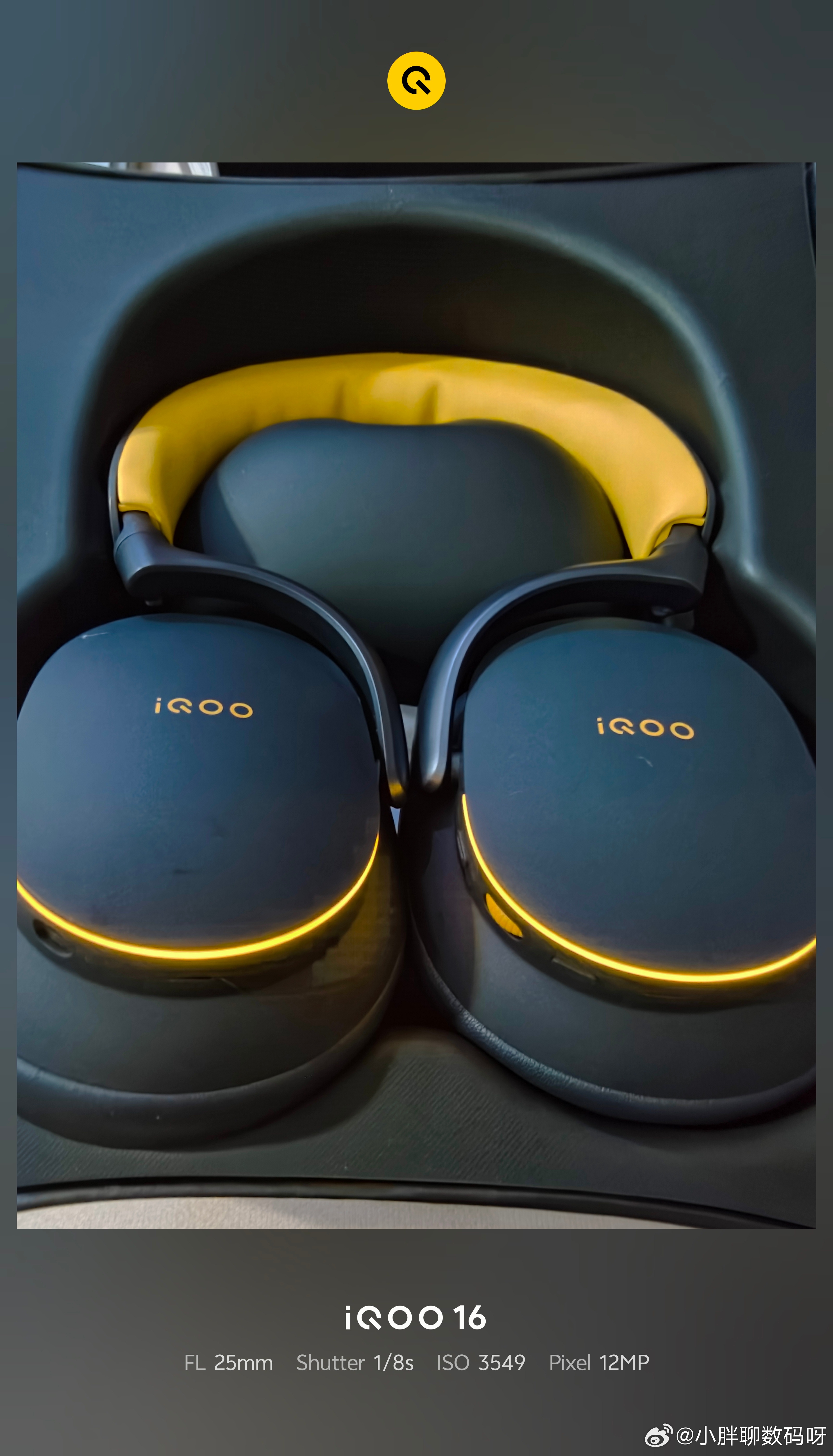 #iQOO头戴电竞耳机#拿到这款iQOO，头戴电竞耳机的时候，我是非常惊喜的，因为这是真正意义上iQOO的第一款头戴电竞耳机。而且它不仅仅是有线连接，它考虑到了有线无线双连接，而且多种模式都支持。对于有着不同连接需求的小伙伴，不管你是用电脑打瓦还是用耳机听歌，都能够满足你的极致需求。同时，小金 ​