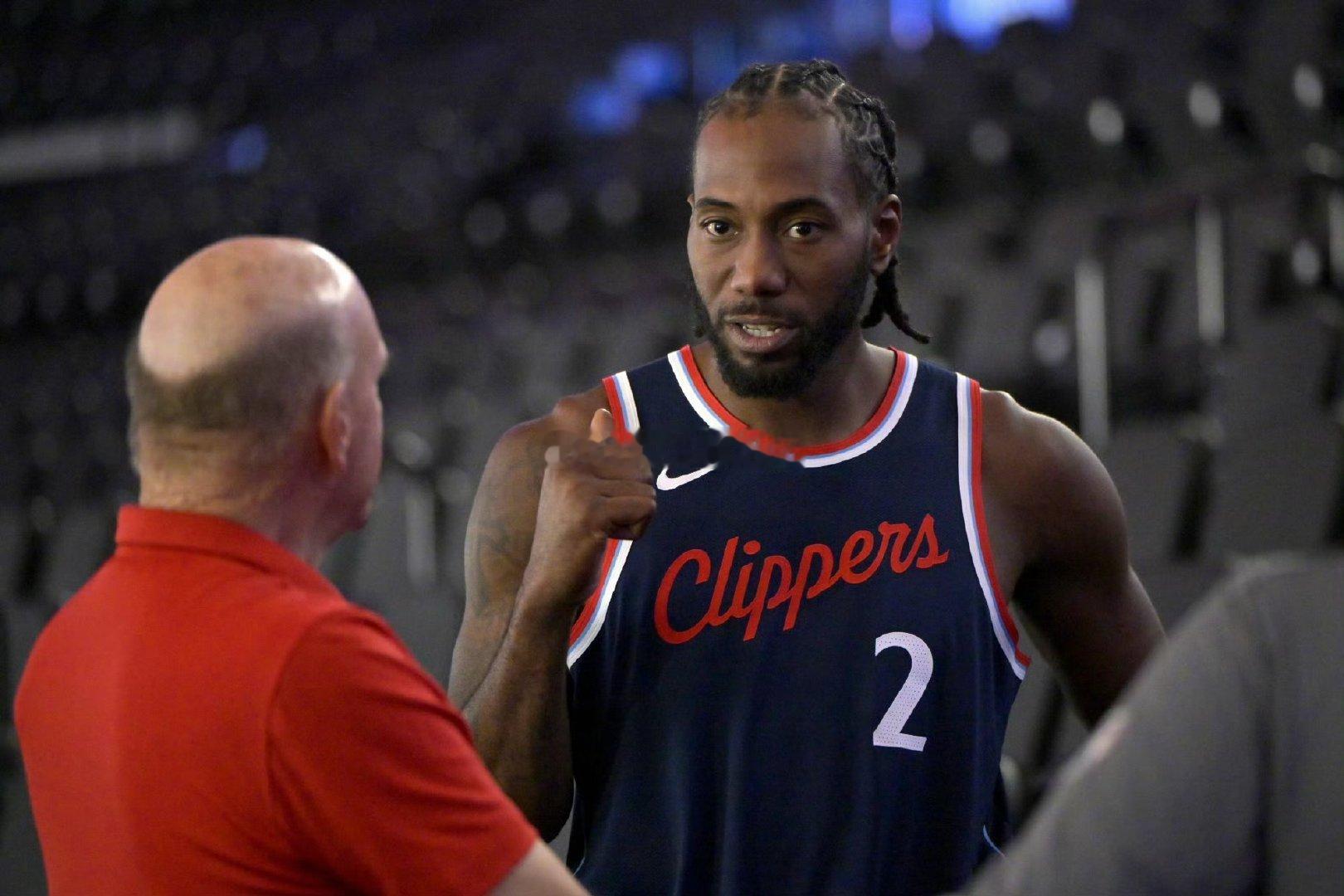 NBA对快船队的调查持续近一年后，联盟目前未发现老板鲍尔默通过球队赞助...