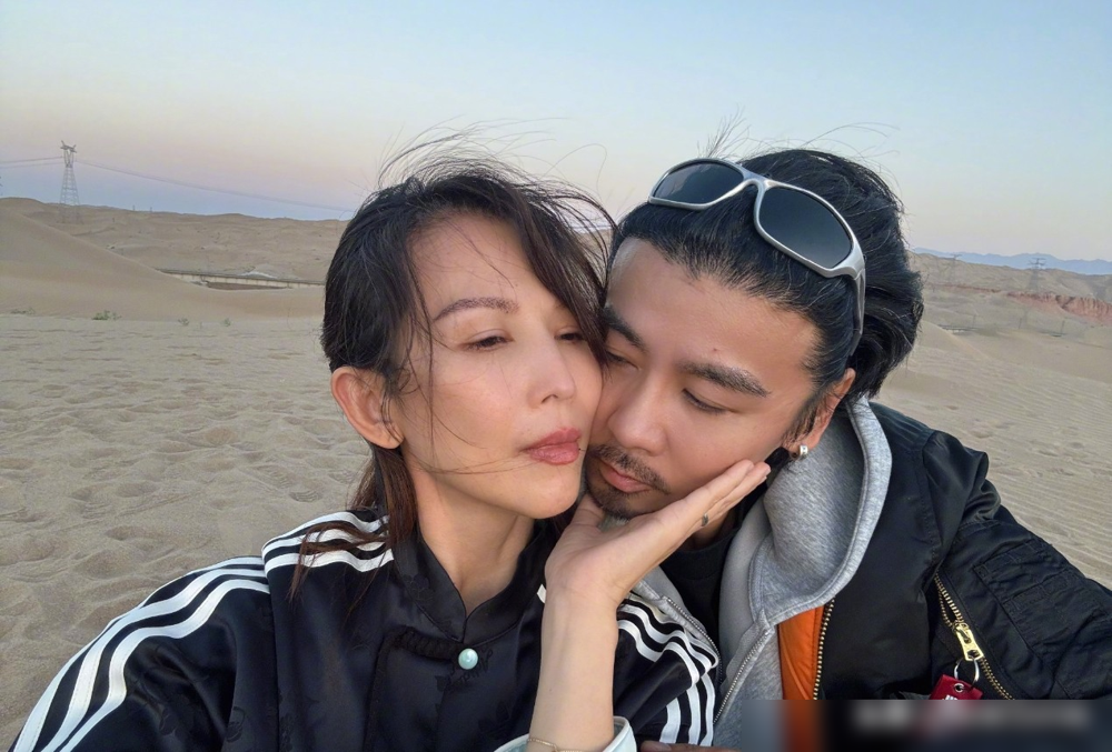 蔡少芬53岁生日，张晋直接把人拉去了甘肃沙漠。
沙丘上喝酒看日落，夜里围着火堆数星星。蔡少芬托着张晋下巴，脸贴脸，笑得眼睛都闭上了。她自个儿发文说，流了幸福的眼泪，谢谢他陪自己过了23个生日。
这俩结婚十八年，生了三个娃。张晋前阵子上综艺自曝，心脏血管堵了八成，刚做了手术。这回蓄着胡子戴墨镜，面