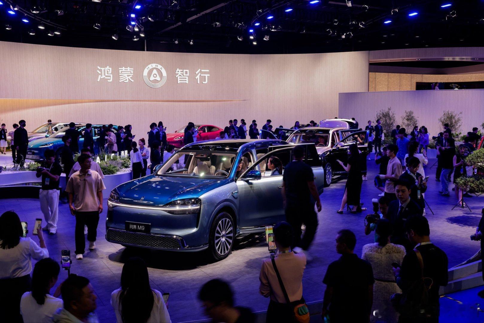 #问界M9 Ultimate亮相2026成都车展# 外观加入诸多专属细节，Ultimate悬浮背光LOGO、全彩侧向激光投影、专属字标，从细节处凸显旗舰专属的身份感。 ​
