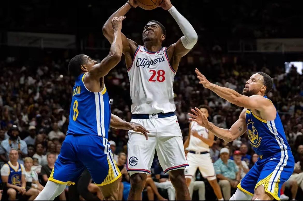 10月5日 今日进行的NBA季前赛，快船104-101险胜勇士。

本场比赛，快船新援八村塁出战15分钟，投篮11中8，三分5中4，罚球2中1，得到21分5篮板1盖帽。

赛后，美媒BenchHighlights发文感慨：“这真的是休赛期最出色的自由球员签约之一。”

今年休赛期，八村塁没有获得湖人的续约合同，以2年2800万美元 ​