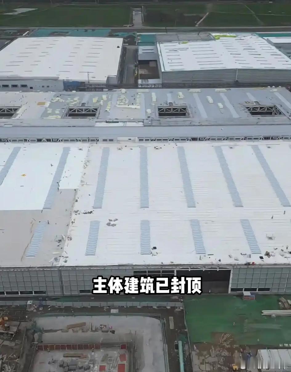 【#雷克萨斯首款国产纯电SUV明年秋季投产#】新车将会采用千兆压铸技术，其可将多个铝制车身部件整合铸造成一整块大型构件，从而降低车重、提升续航。结合此前消息，雷克萨斯中国工厂将成为高端电动车生产研发的桥头堡，量产车型将有望搭载固态电池等尖端技术。据悉，新工厂的首款车投产后，第一年计划 ​