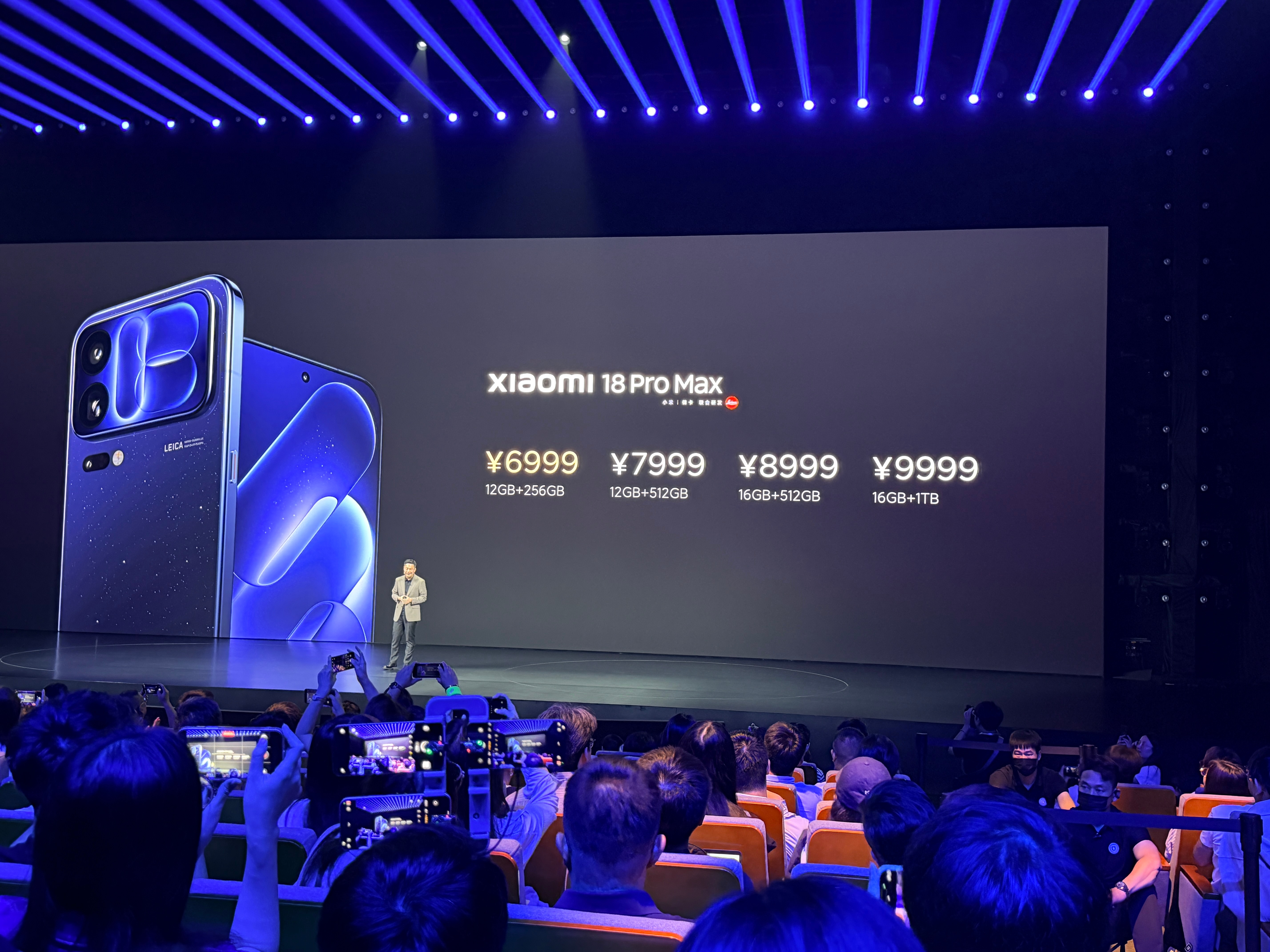 #小米18pro系列今日发布# 售价来啦～

小米18 Pro：
12GB+256GB：5999元，国补价格5499元
12GB+512GB：6999元
16GB+512GB：7999元
16GB+1TB：8999元

小米18 Pro Max：
2GB+256GB：6999元
12GB+512GB：7999元
16GB+512GB：8999元
16GB+1TB：9999元

这一代背屏设计可玩性非常高，搭配徕卡影像，把旗舰 ​