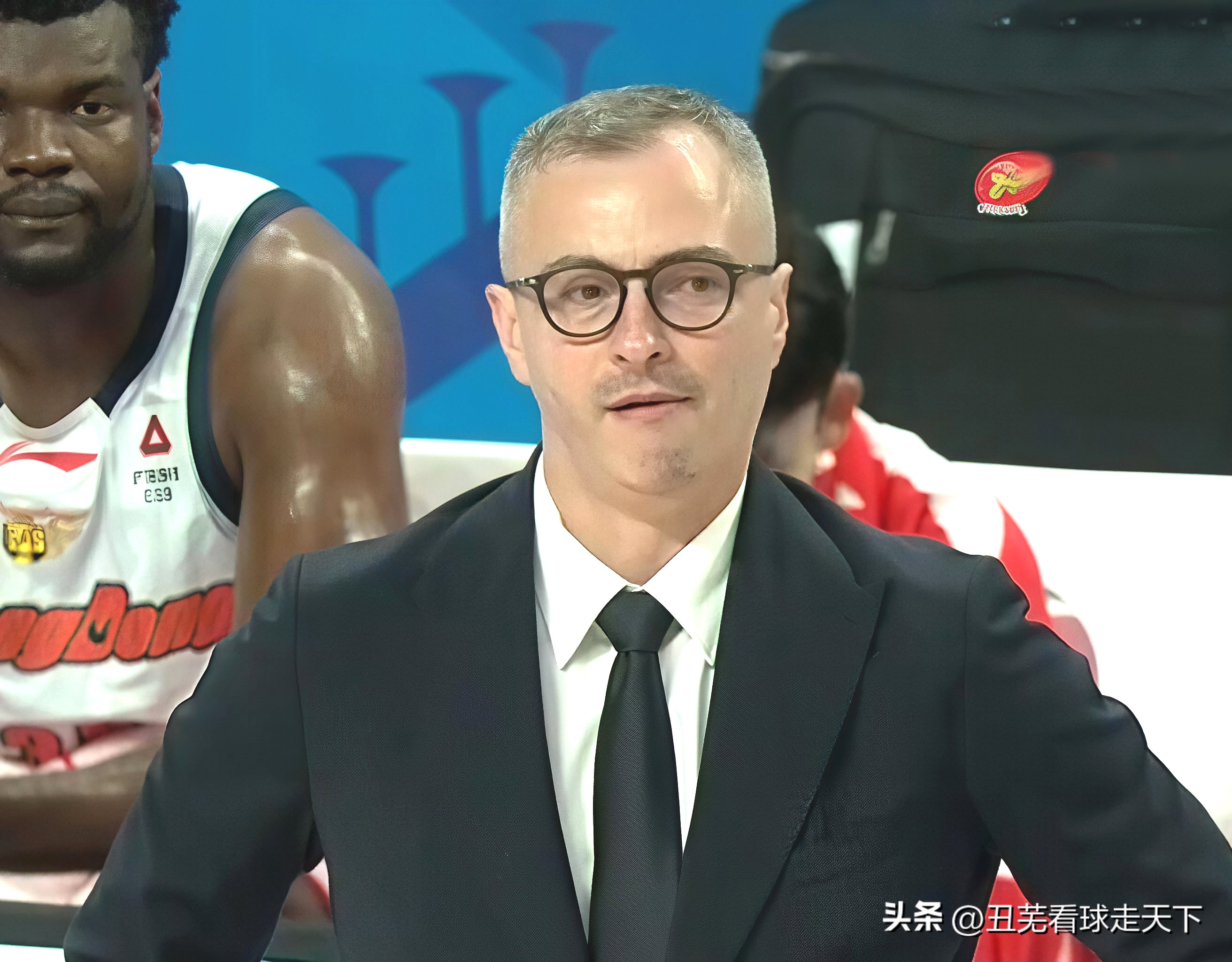 广东男篮两连败，两个“小尴尬”摆上桌面，怎么解决？
CBA两轮打过，广东东阳光先是1分惜败南京，再负首钢，开局遭遇寒流，从比赛过程来看，两个“小尴尬”逐渐呈现。
一是阿祖布克这一点，技术上有点糙，撑不起内线。
作为坦克型内线，阿祖布克看上去挺壮实，赛前很多人觉得这回广东终于在篮下有个依托了，可比赛结