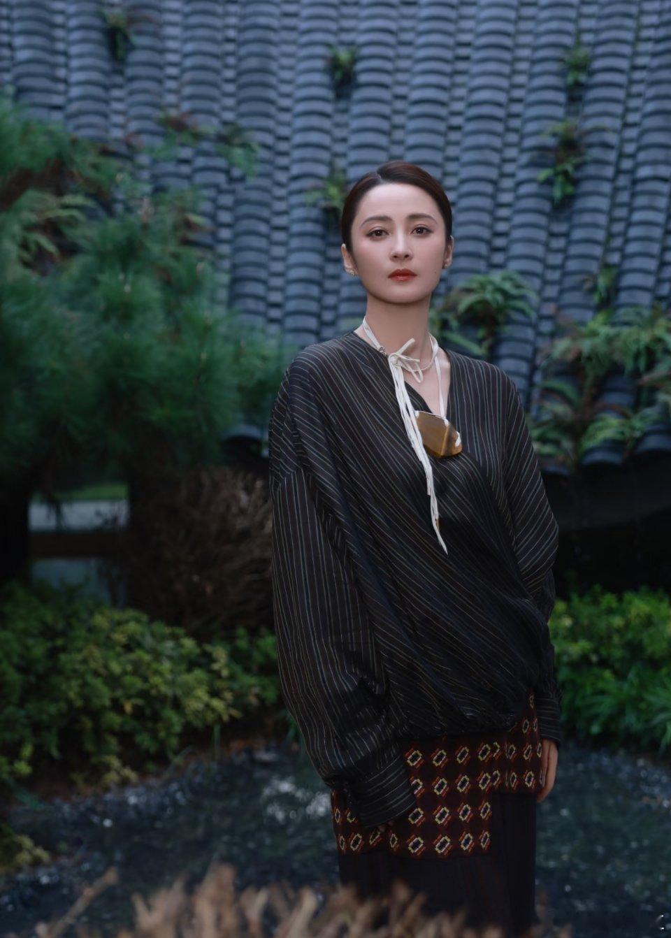 谁的青春白月光回来了！经典女综《我们来了》正式官宣重启✨
 
何炅现场亲自官宣，这次节目组玩足悬念，只公开嘉宾剪影和专属关键词，不曝光真实阵容，全网瞬间开启猜阵容模式！
 
网友根据线索高匹配猜测阵容：
国民纯元｜蒋勤勤
国际大花｜李冰冰
奥斯卡影后｜杨紫琼
实力戏骨｜郝蕾
全能偶像｜鞠婧 ​
