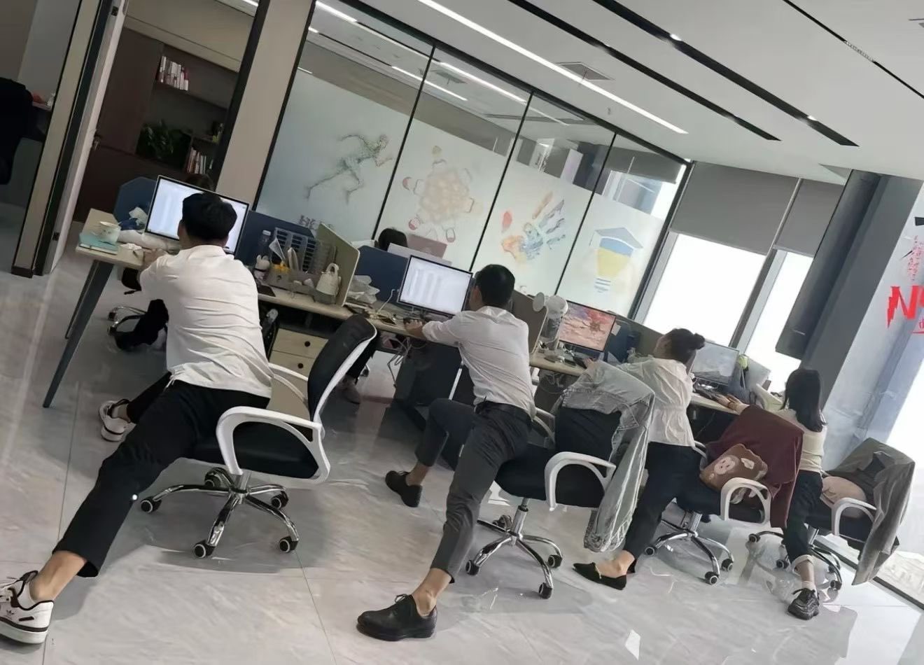 放假前一天的坐姿   ​​​