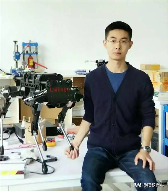 一觉醒来，浙江大学和上海大学都沉默了，当年王兴兴因英语差被浙大拒之门外，转而去了上海大学读研，如今，他创办的宇树科技因四足机器人火了，连带他与两校的故事也被扒出。 
  
（信源：金融界——俞敏洪谈宇树王兴兴因英语不好无缘浙大：以高考为核心、面面俱到且门门优秀的死记硬背和内卷式教育，已无法适应时代发