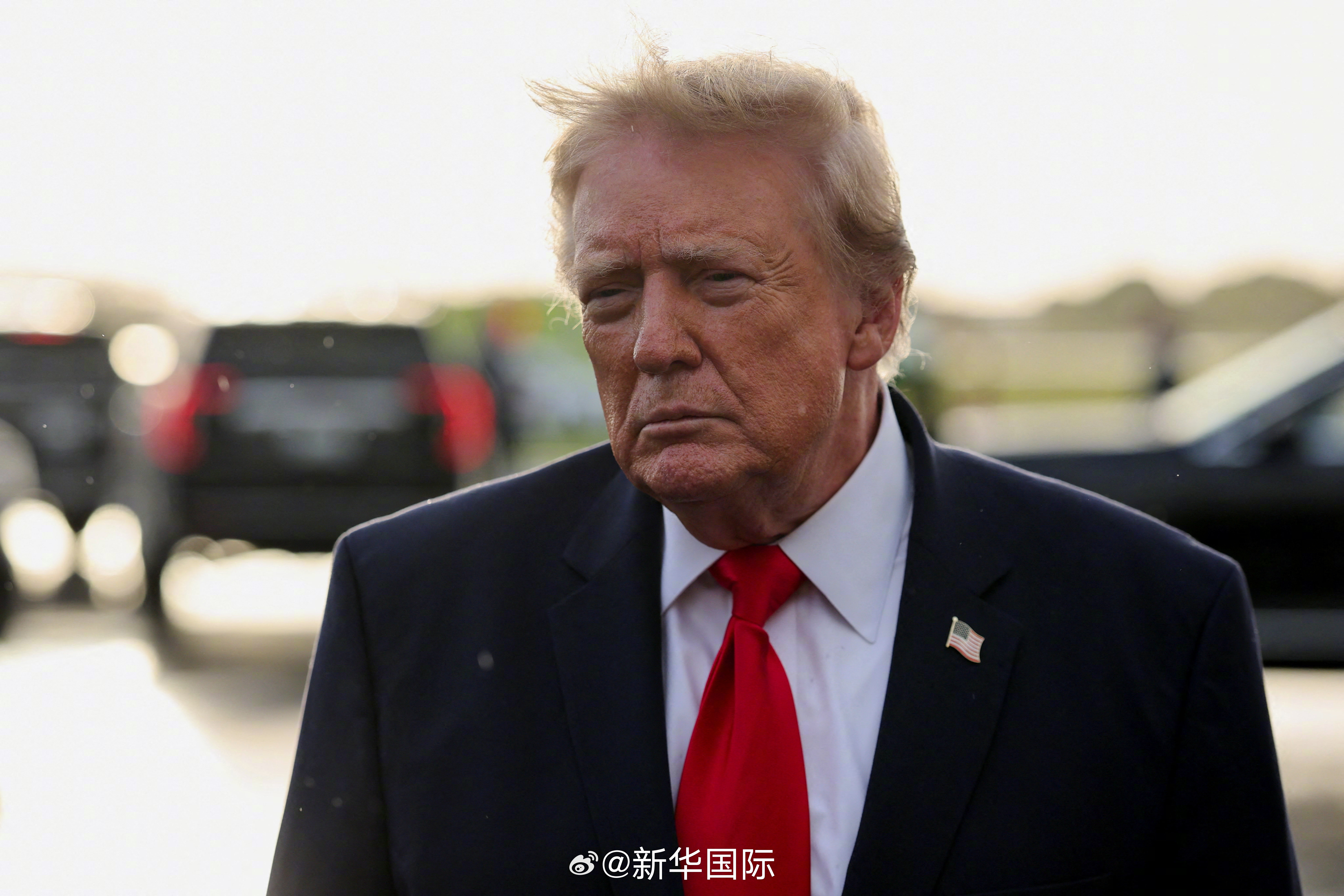 #特朗普称美国或小规模军事打击伊朗# 【特朗普：美国可能会对伊朗发动小规模“史诗怒火” 】美国总统特朗普23日在佛罗里达州举行的一场竞选集会上说，美国可能会对伊朗再来一次小规模的“史诗怒火”军事行动。
特朗普说，美国对伊朗先后发起代号为“午夜之锤”和“史诗怒火”的军事行动，摧毁了伊朗的 ​