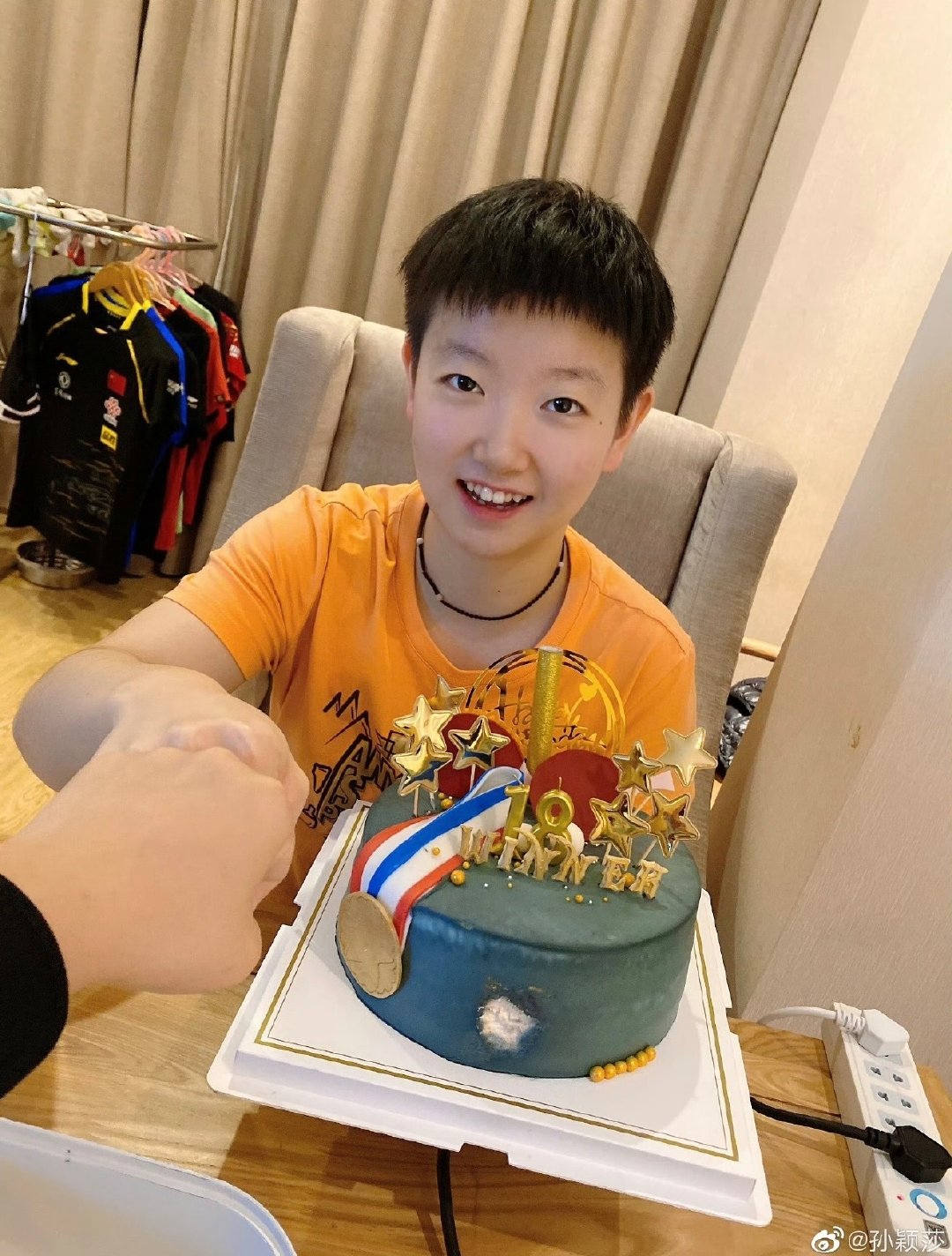 #孙颖莎 不鼓励生日应援活动#
满满的祝福依然送给你，祝你健康涨球
健康放1️⃣位
尊重莎莎本人不举办不参与不授权不鼓励的意愿
即将26岁的乒坛瑰宝
咱们继续赛场相见！[给你小心心]
#中国乒乓球队[超话]# ​