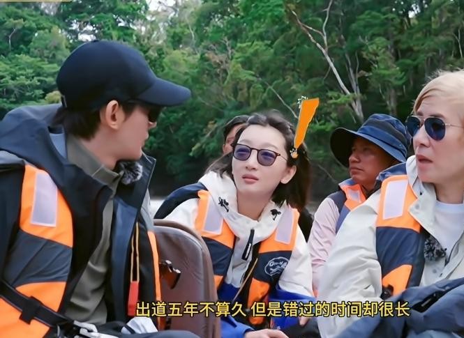 很多观众都以为凭《长相思》爆火之后，邓为的片约早就排到后年去了。
结果当吴君如问他出道这些年都在忙什么时，他一句“争取了喜欢的本子，但没争取到”，直接扯掉了内娱光鲜的遮羞布。
满打满算入行5年，统共拍了六七部剧。
前几年还能连轴转进组，反倒是借着“涂山璟”吃尽红利的大爆期过去后，他手头除了《仙
