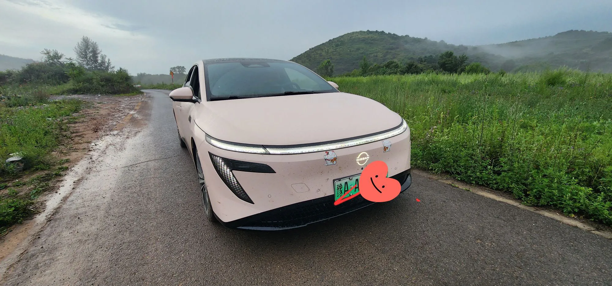 今日宜自驾！开日产N7奔赴太行音乐公路，山间短途自驾全体验

趁着雨后山间云雾缭绕，开上我的日产N7打卡太行音乐公路，一场治愈的近郊自驾之旅，全程山路穿行，一路青山云海相伴，随手拍满氛围感大片，聊聊这次出行的真实用车感受。

雨后的山区空气格外清新，浅粉色车身和漫山绿意适配度拉满，贯穿式灯带前脸停在