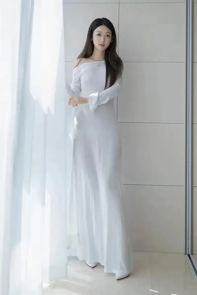 唐安琪这组白裙户外写真太绝了！在精致露台的场景里，她宛如画中人。 那条...