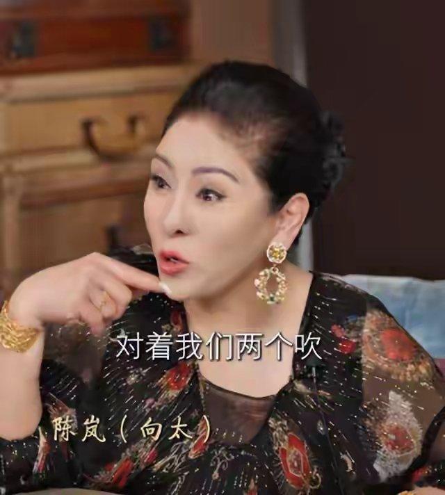 向太爆料，说这个人她认识三十多年，是她见过最有反差感的人。这个人就是梁家辉。
 向太说他是最有反差感的人，这话一点没错。可恰恰是这种反差，才让 "影帝" 这两个字，在他身上显得格外有分量。
 一个人台上能把喜剧演活，台下能把日子过稳，这不叫反差，这叫完整。 ​