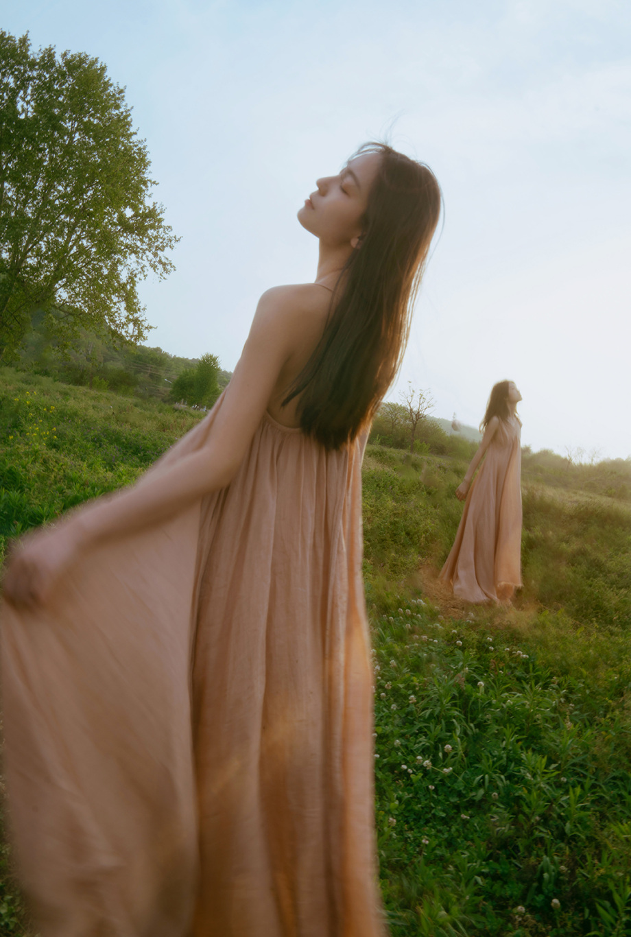 她拍的这组姐妹花室外写真，感觉场景美人更美哇！