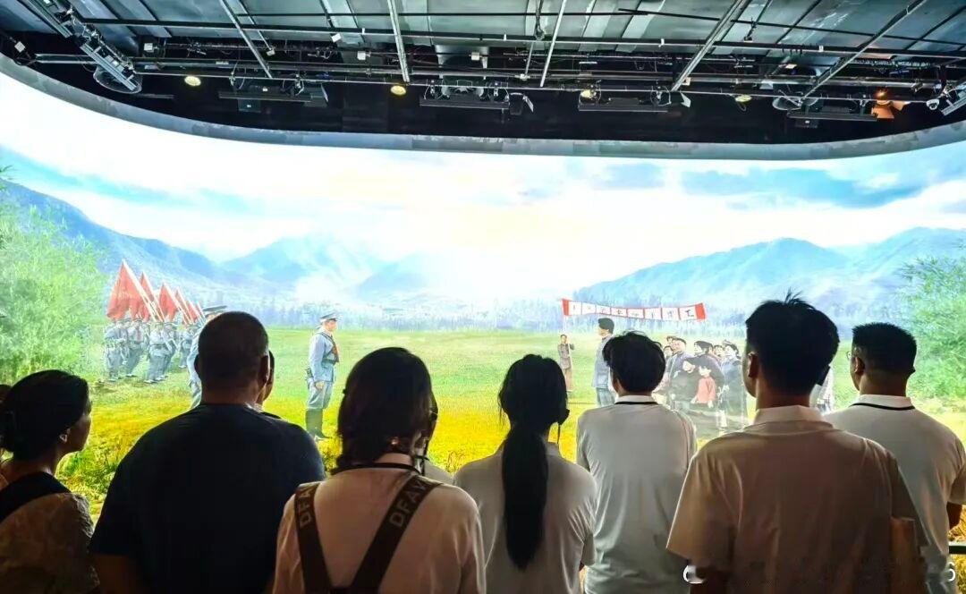新进教师专题培训班顺利结业
近日，江西软件职业技术大学“我的井冈行（第六期）：新进教师岗位实践赋能专题培训班”在国家软件人才国际培训基地井冈山培训中心举办。全校新进教师齐聚井冈山，通过为期三天的学习培训，感悟红色精神，锤炼从教素养，凝聚奋进力量，传承弘扬井冈山精神，为学校高质量发 ​