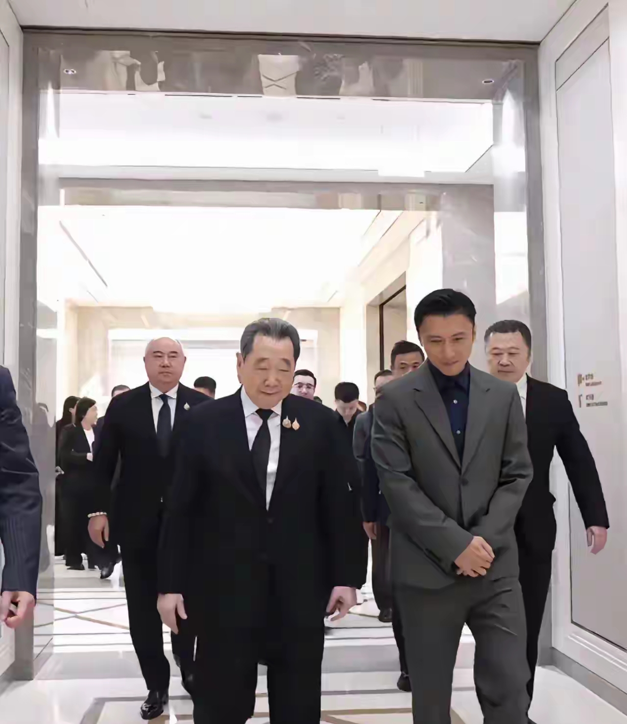 谢霆锋赴泰国正大集团访问，现场接待规格很高。
 
不过看完合照，让人印象深刻的，
不只是这场商业会晤的排面，
还有正大集团大佬谢国民很有辨识度的眉毛。
 
一双垂眉，眉尾顺势往下垂落，
整张面容自带一股沉郁厚重的气场，模样很有辨识度。
 
白手起家做成跨国商业巨头，
一生历经大风大浪，见过无数起伏浮