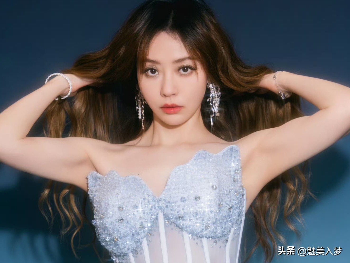张靓颖露肩闪片短裙，肩颈线条格外亮眼张靓颖 好身材性感女神 女神 浅蓝条纹抹胸裙 抹胸鱼骨长裙 
 
看张靓颖的这套造型，浅蓝闪片抹胸短裙很有记忆点，抹胸的花边边缘设计很特别，腰部的竖条结构可以收拢身形，层层叠叠的花瓣裙摆，让整体造型不会单调。蓬松的大波浪长发披散下来，和裙子的闪