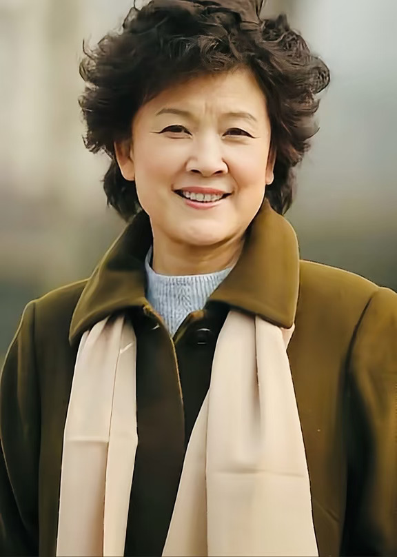 61岁丁克30年，邓婕一句话治愈余生