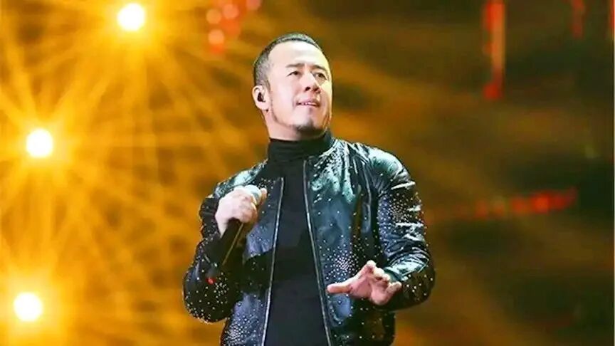 老牌歌手竞演一轮游泪洒现场！53岁杨坤遗憾出局，网友却并不买账！
 
曾经传唱度居高不下的杨坤，站上音乐竞技综艺，本想凭借过往的实力重回高光时刻。可全开麦直播现场，他气息不稳，音准出现偏差，最终票数垫底，首轮就惨遭淘汰。
 
离场时杨坤难掩失落，眼眶通红，满心遗憾还有不少作品没能演唱。但这份难过，并