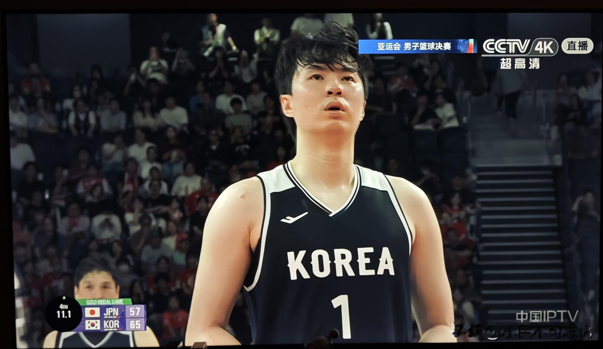 韩国队冠军！
亚运会男篮决赛韩国队67:57击败日本队，获得冠军！
韩国队绝对核心李贤重得本场比赛了26分和18个篮板，真是攻守兼备啊。
李贤重今年26岁，身高2.0米，司职前锋。
李贤重能投三分，也能持球攻和抢篮板，打法像开拓者队的阿夫迪亚和巅峰时期的丁彦雨航，他现在已经是韩国男篮的领军人物了。