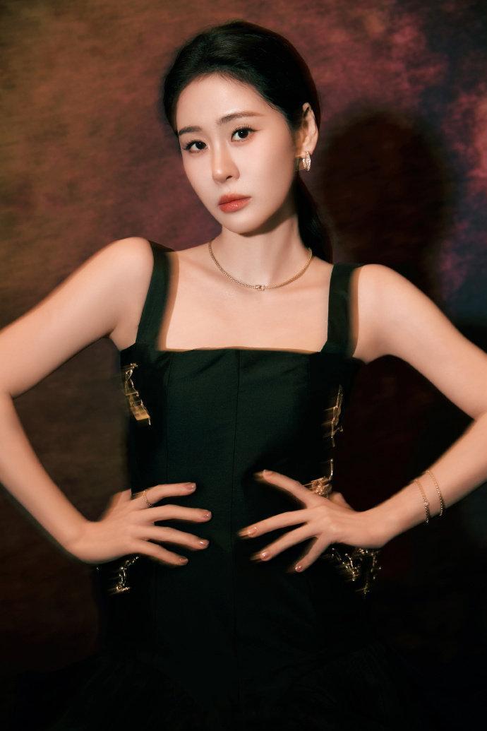 #张碧晨获芭莎之夜年度女歌手# 短短三天，张碧晨先后收获微博之夜年度最佳歌手和芭莎之夜年度女歌手，稳定唱功加出圈作品，这成绩很实在~ #张碧晨三天得了两个奖# ​