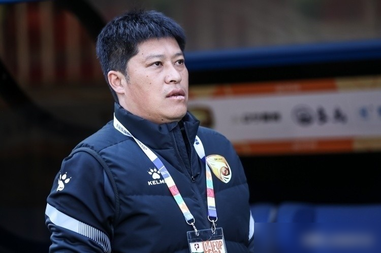 为保小老弟上位，国足老大哥全得靠边站。
9月7日大连集训，U23国足的亚运大名单马上掀底牌。
为了拼下名古屋亚运会，足协这次下了死命令，王钰栋这帮精锐小将，直接缺席成年组秋季热身赛，全线死保U23。
超龄名额也全砸在刀刃上，张玉宁、吴曦、朱辰杰，三根老骨头直接架起中轴线。
主帅安东尼奥更狠，