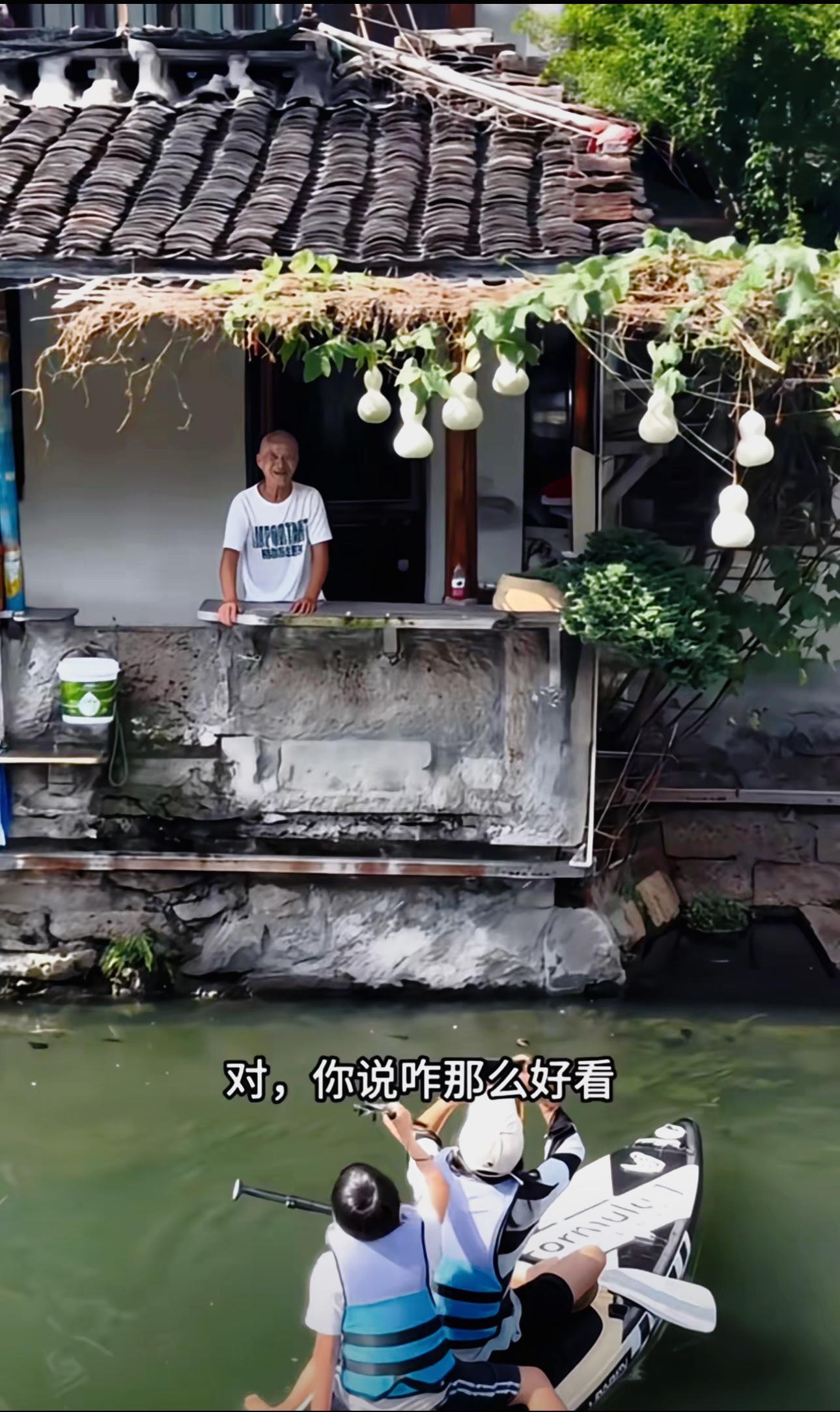 原来，那个火出圈的绍兴“葫芦娃爷爷”，背后藏着一个让人心疼的故事。

75岁的陈金敖和老伴，其实已经把那扇房门紧闭了20多年。25年前，他们失去了唯一的女儿，日子也就剩下了日复一日的沉默。直到今年，老伴随手种下的葫芦苗，恰好长出了七个圆滚滚的葫芦，像极了动画片里的葫芦兄弟。

每天都有热情的年轻人跑