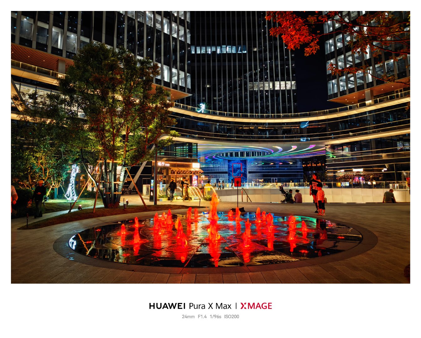 天气凉爽，晶耀虹桥的夜[期待]真是好逛
来自红枫[嘻嘻]
#微博影像年##手机摄影##华为puraxmax# ​