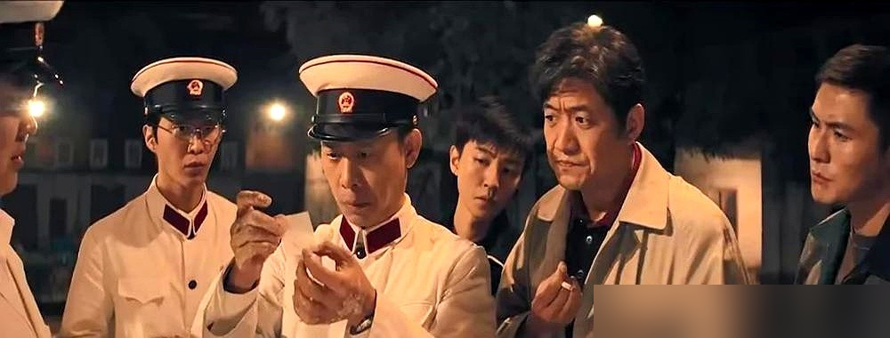 张译投《绣春刀2》赔了，转头在《三大队》只拿片酬，反倒赚得最稳。
这片子七个亿票房，钱谁挣了？陈思诚。监制加主控出品，壹同传奇吃下大头分账。张译呢，拿的是高片酬，劳务合同一签，旱涝保收，但后面票房再爆，跟他没关系。
圈里早看明白了，张译演戏是天花板，投资却总踩坑。《绣春刀2》他真金白银砸进去，结