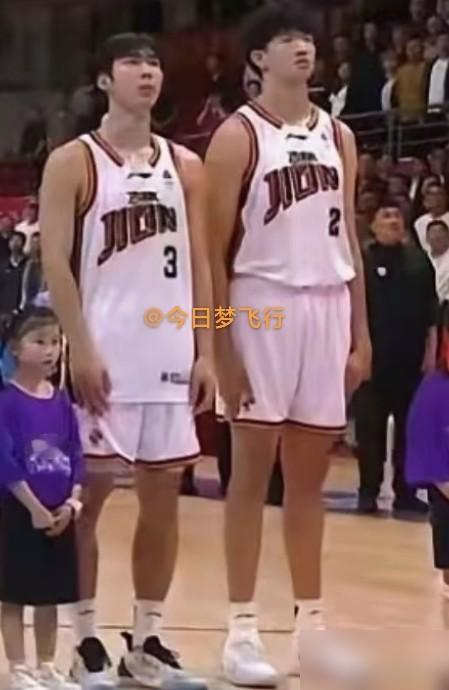 广东打死不卖的黄明依，转头竟穿上了吉林队战袍。
广东和吉林这波球员互换，正在闷声憋大招。8月26日，黄明依直接替吉林打完了热身赛，广东最新的注册名单里压根没他。
另一头，吉林的杨腾飞早跑去广东试训了。8月22日的内部教学赛一打完，宏远这边直接相中，留下来补强内线基本稳了。
互换东家，眼下就差一