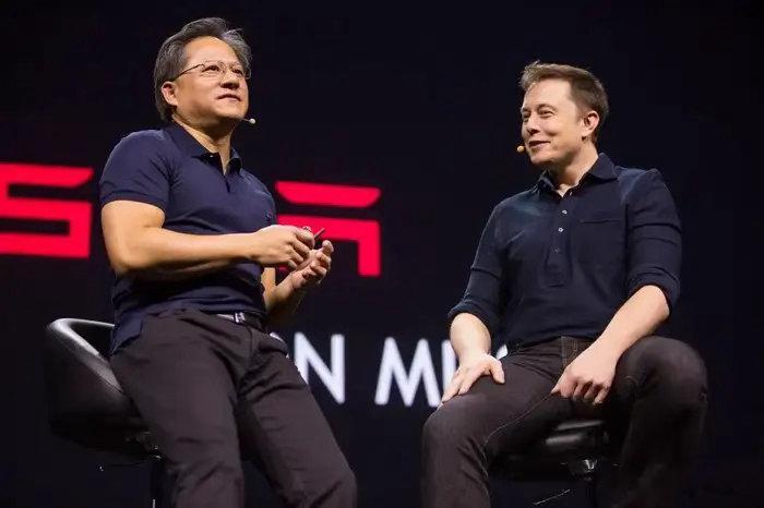 马斯克、黄仁勋先后公开谈及中国机器人，两人不约而同表达担忧，中国在人形机器人赛道的综合竞争力，已经持续引发美国科技界高度关注。

从产业基本面来看，国内拥有全球最完整的机器人供应链体系，从减速器、伺服电机、传感器到整机装配，上下游配套企业集中，零部件采购、量产试错成本相比海外更低。 ​