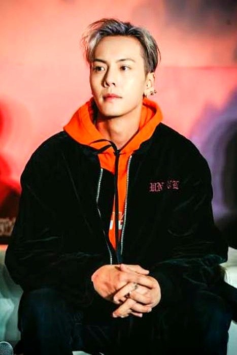 陈伟霆把几万块借给朋友，人家转头拿去追女生了。

这笔钱借出去后，彻底没了下文。

催吧，怕伤交情；不催，心里憋屈。后来他干脆把这钱当成丢了，权当买个教训。

吃过这次亏，他直接立了规矩。再有人开口借钱，一律当面拒绝，半点不含糊。

明星也逃不过借钱的坑。钱借出去容易要回来难，一开始就守住底线，反倒