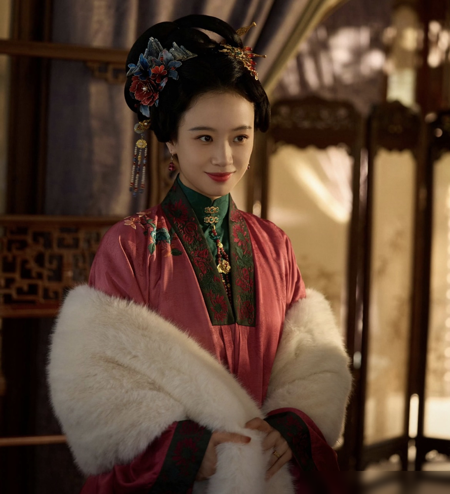 长公主不是小三。李梦一句话，把《墨雨云间》最疯的女人给洗白了。
于正当初找她，就一个要求：得能跟《隐秘的角落》里王瑶一样，精神上同频共振。
李梦怎么理解婉宁？她说这角色身上有介乎雄性与雌性之间的特质，被命运反复碾压，扭曲了，满心仇恨。跟沈玉容那段，不叫插足，叫重新定义了纯爱，有点小强制爱。
狠