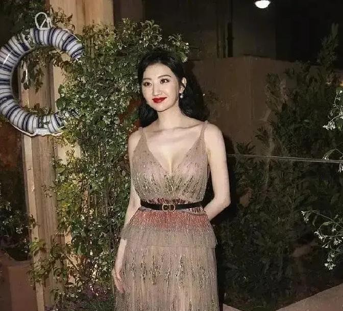 都说女明星胖了是灾难，可38岁的景甜腰上带点软肉、低头能看出双下巴的路透一出来，底下的男同胞们却全在夸好看

当年她穿着宽松衣服被嘲身材比例一般，后来一部戏换上一身合体旗袍，照样美得让人挪不开眼

如今她身形比刚出道时圆润丰满，整个人不端着也不硬凹少女感，风评反而越来越好

普通男人看女人，真没几个