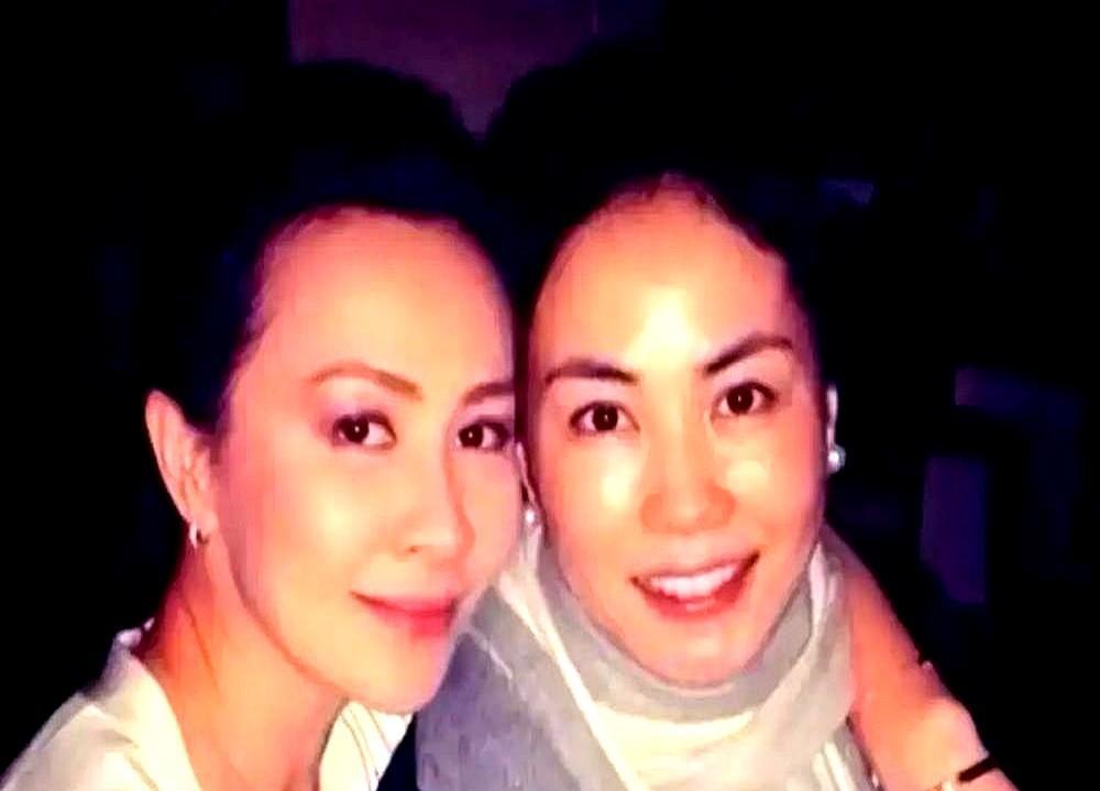 同样是混圈子吃顿饭，那英忙着攒局，王菲却敢直接撂挑子。

那英习惯把饭桌当成资源中转站。几杯茶水下肚，人脉拢了，项目也顺道对接清楚。

刘嘉玲组局规矩大。她要的是纯粹聚会，谁要是想在她的局上谈生意拉赞助，下次连门都进不去。

到了王菲这儿，全看心情。不想去就不去，谁的面子也不给，主动权死死捏在自己手