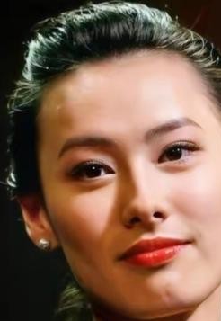 连生三个儿子却没拿到一张结婚证，很多人曾笑话梁洛施豪门梦碎，可现在回头再看，她才是把人生这盘棋走得最通透的人。
当年不到二十岁就敢硬刚经纪公司，转头扎进和李泽楷的轰烈恋情里。二十岁出头接连生下三个男孩，正当外界都伸长脖子等她办世纪婚礼、正式跨进李家大宅门的时候，两人却极其干脆地宣布了分手。
那时