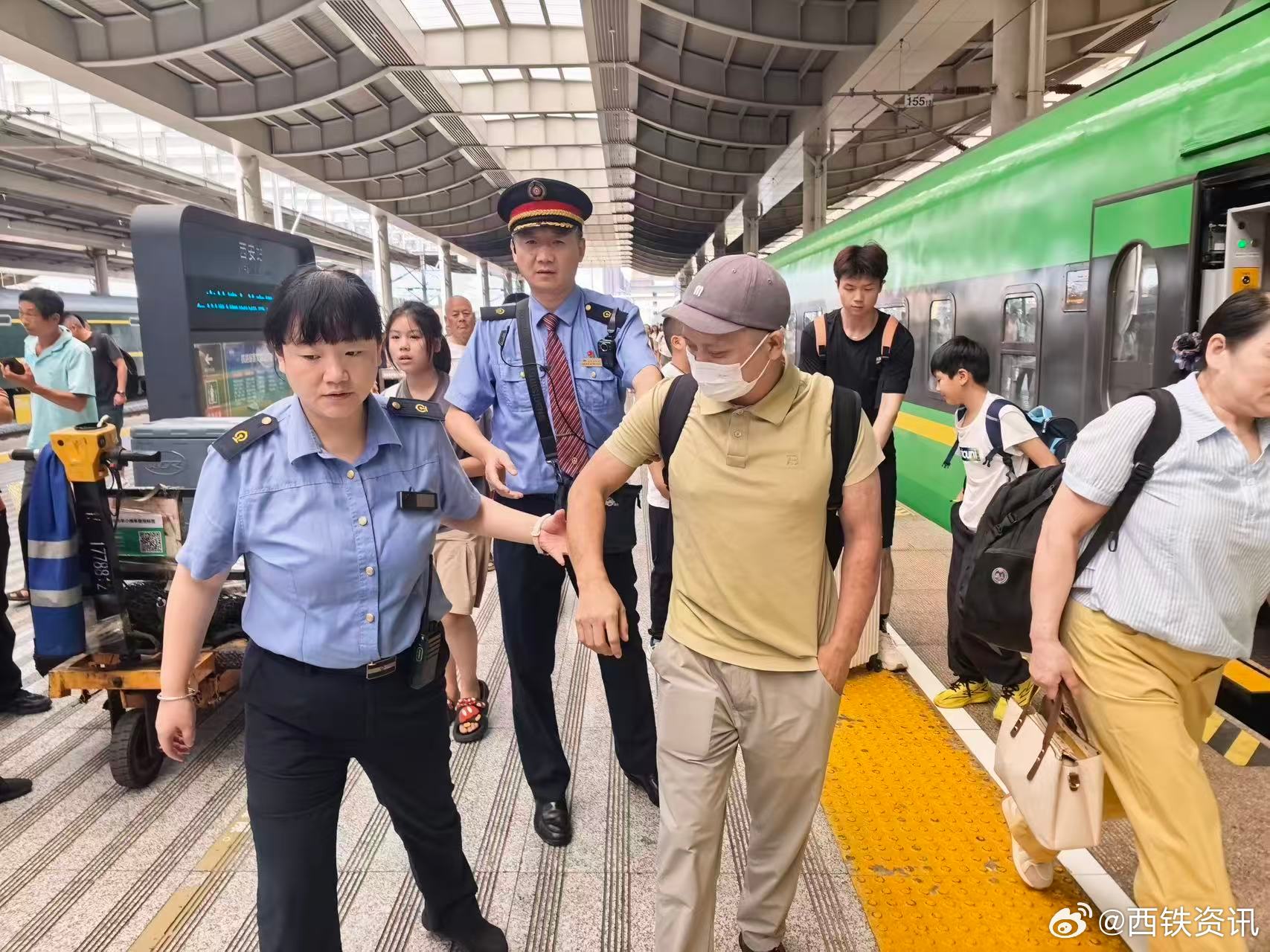 #西铁正能量# #我的铁路风景# 8月26日，C224次列车长接到12306客服工单，得知视障旅客薛先生将乘坐安康至西安区间列车。列车员宾波在安康站主动帮扶旅客上车入座，途中重点照料，引导如厕、主动送水，抵达西安站后护送旅客安全下车，并协助列车长与车站工作人员做好交接。暖心细致的服务，为旅客出行增 ​
