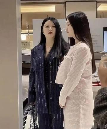 李湘女儿现在身材越来越像妈‎﻿妈了‏，网友都说简直是‎⁠一个模子﻿刻⁠...