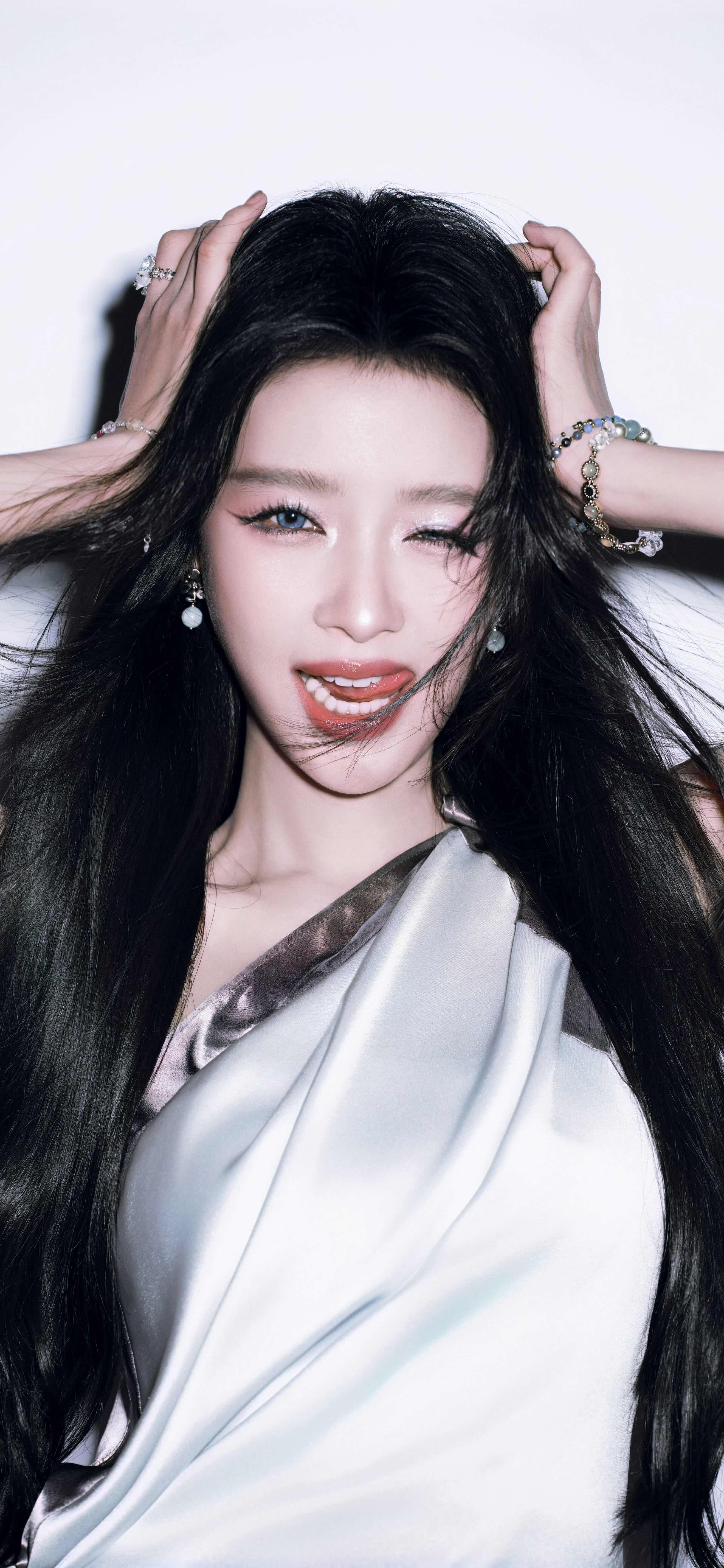𝓢𝓱𝓪𝓻𝓮  ║精美明星壁纸  孙怡

“越过去，知晓那山并非世界的尽头。”