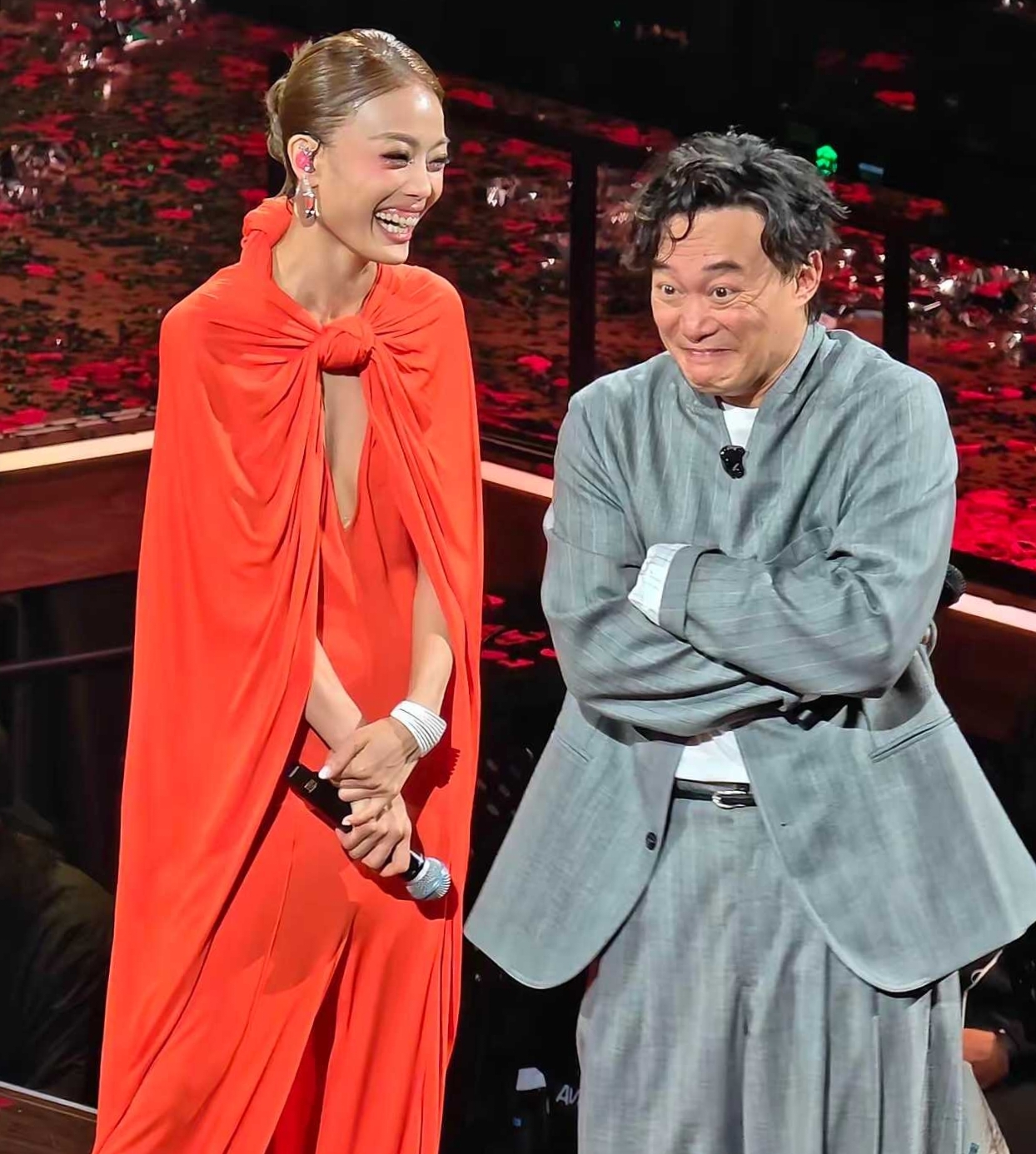 容祖儿和陈奕迅是参加什么搞笑节目吗？表情夸张，服装也离谱，台下观众是开心，还是慌了😰