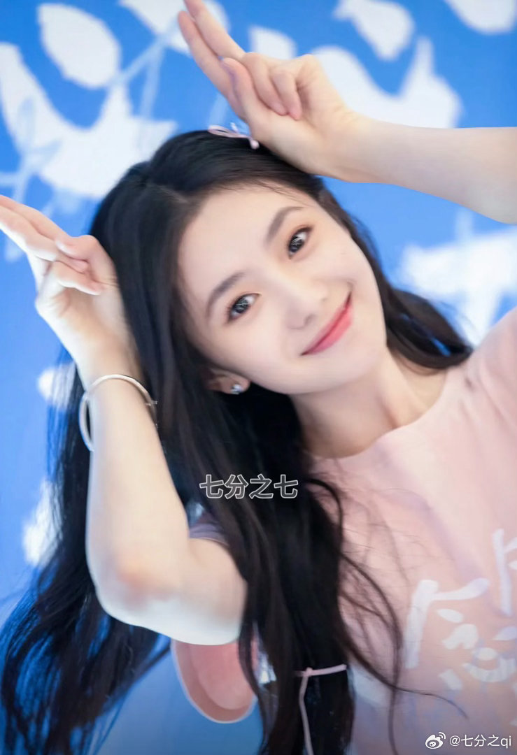 #刘浩存[超话]##刘浩存[超话]# 浩存早期图片 这是我姐姐 ​