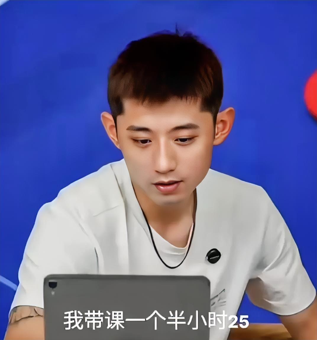 这下好了，
差距一下就出来了！
同样是球馆代课，张继科说自己一个半小时收费只有25元，
他说这么做的目的只有一个，
想让大家在乒乓球项目上找到乐趣，
还能够强身健体。
还记得他曾经说过不会出国，
是国家培养的他，
他要为体育事业做贡献。
看来他真的说到做到了。
如果 25 元一节课是真的，
大家会选