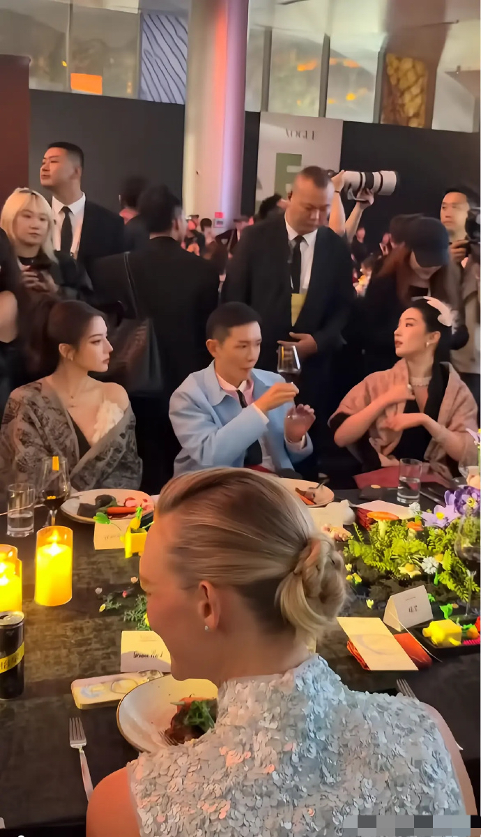 果然还是男人更懂排场，

我问我老公，什么叫真正有地位？

他说，你看看刘冲这桌就明白了！

左边刘亦菲，右边迪丽热巴，一个红毯压轴，一个开场女神，两位大咖坐在两边，刘冲稳稳坐在中间。我老公说，这才叫不用开口，身份就摆在那了！

我问老公，人家可是大明星，凭什么愿意这样坐？他笑着说，你把事情想简单了