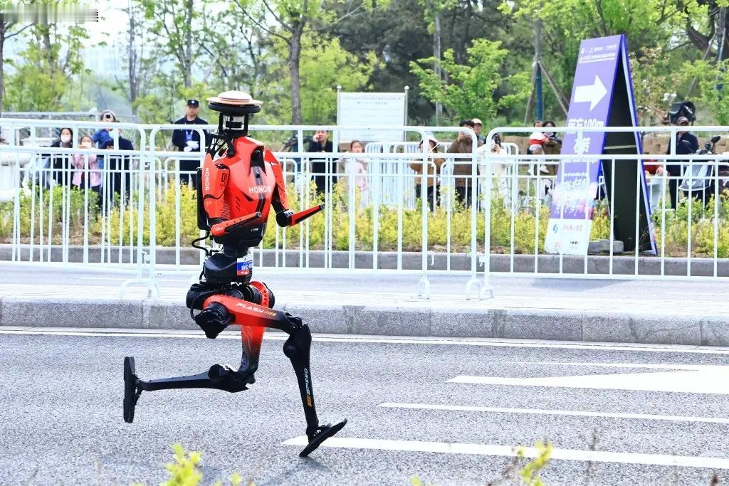 #机器人闪电百米8秒94再破人类纪录#
机器人闪电百米跑出8秒94，再度刷新人类极限纪录，这既是我国机器人技术跨越式突破的缩影，也让人看到科技变革的巨大势能。一方面人形机器人的运动能力快速迭代，未来将深度融入生产、服务场景，重塑社会运转模式；另一方面技术狂飙也伴随就业结构调整、伦理规范等 ​