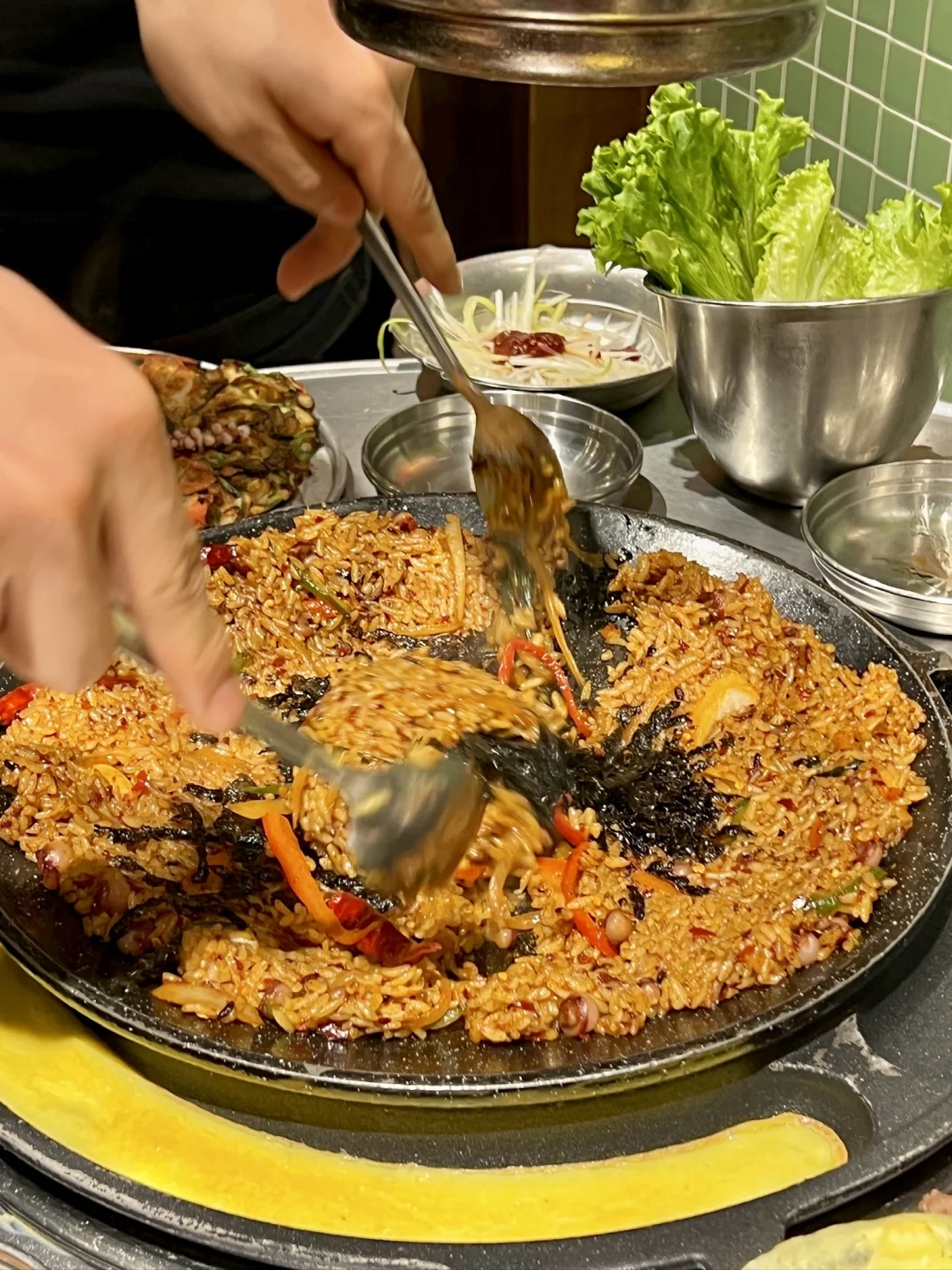 上海新开的，一秒到小韩🇰🇷 韩剧里的烤肉店！怎么拍怎么韩 肉肉🥩...