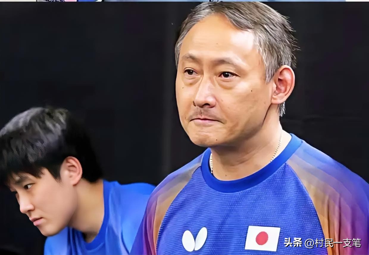 张本宇、张本智和、张本美和父子三人的神态和礼节咋都变了？
近一周追看亚运会乒乓球赛事，和以往看比赛，明显察觉到张本父子三人的变化。
张本宇的面相神态全然改了，满脸带着凌厉的气场，活脱脱像在日本土生土长的本地人。
而张本智和与张本美和在赛场外同观众、媒体记者碰面交流时，那频频欠身致意的模样，也愈发贴近