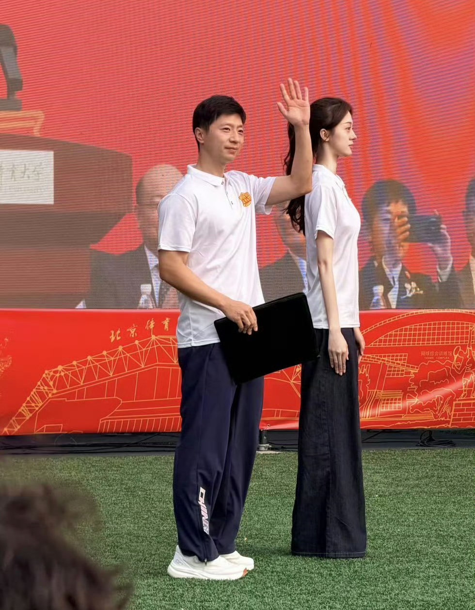 不止张继科
恐怕樊振东也没想到！
马龙以北京体育大学2026级博士新生代表的身份亮相校园，褪去赛场锋芒，整个人低调又接地气，让人格外惊艳。

当天他一身简约休闲穿搭，干净朴素、毫无明星光环，没有刻意的包装，简约随性的模样，就像普通的在校学子。消息迅速传遍校园，无数北体学生纷纷赶来围观，现场掌声和欢呼